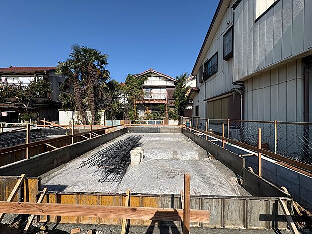 2号棟【外観】こちらの物件が少しでも気になるようでしたら、お気軽にお問合せください。人生でいちばん大きなお買い物ですので、ゆっくりご見学ください。ネット上の画像と実際の見学では、リアル感がま…