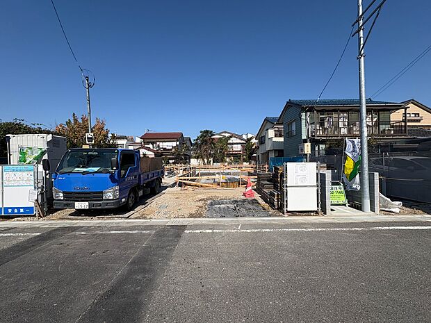 2号棟【外観】堂々たる趣ながら、主張し過ぎずどこか余裕を感じさせるシャープなフォルムで佇む邸宅は、晴天の空と照らし合わせる事で、本来あるべき完成形の姿を見せてくれます。