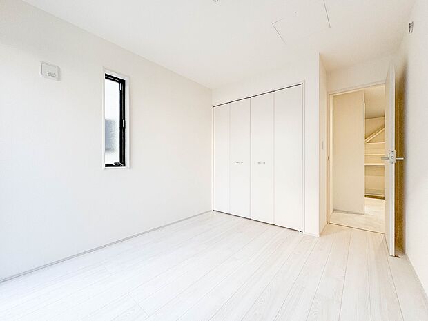 3号棟【洋室5.25帖】お子様のお部屋にぴったりなクロークを備えたフローリング仕様の洋室です。