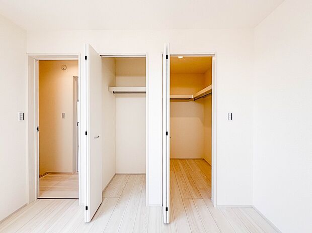 3号棟【CL(クローゼット)】 壁面クローゼットのメリットは、衣類が横一列に並ぶためひと目で洋服が選びやすいこと。衣類をたくさんお持ちの方も、限られたスペース内に無理なく収納することができ…