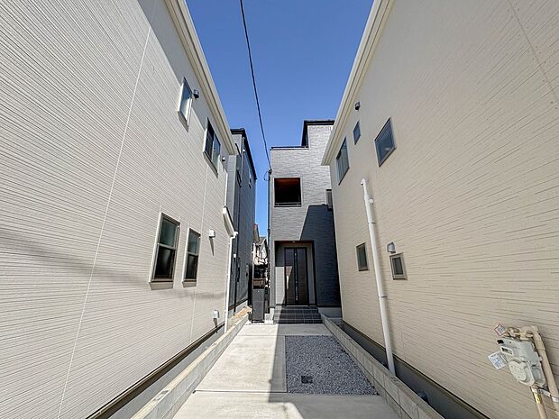 3号棟【外観】堂々たる趣ながら、主張し過ぎずどこか余裕を感じさせるシャープなフォルムで佇む邸宅は、晴天の空と照らし合わせる事で、本来あるべき完成形の姿を見せてくれます。