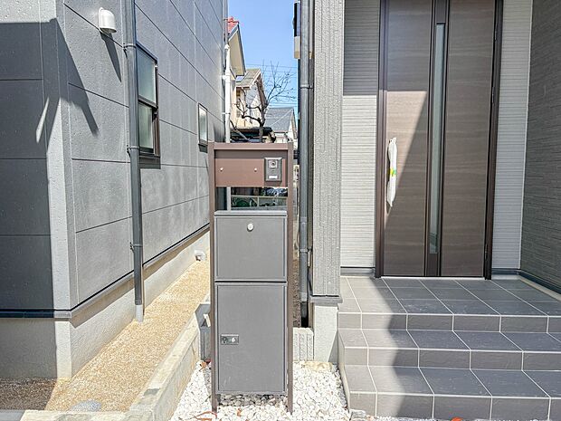 3号棟【宅配ボックス】ネットショッピングなどでお買い物したものの受け取りに手間が省けます。