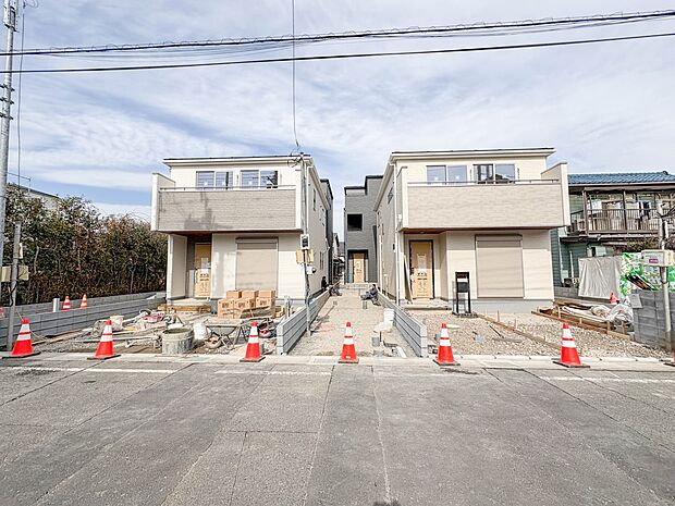 3号棟【前面道路6ｍ】家の前をまっすぐの通りが走っている。クルマは少なく、人々は毎朝、ウォーキング、ジョギング、犬の散歩など、フリーな朝時間を過ごしている。