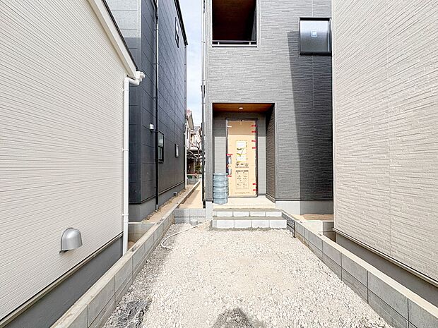 3号棟【外観】堂々たる趣ながら、主張し過ぎずどこか余裕を感じさせるシャープなフォルムで佇む邸宅は、晴天の空と照らし合わせる事で、本来あるべき完成形の姿を見せてくれます。