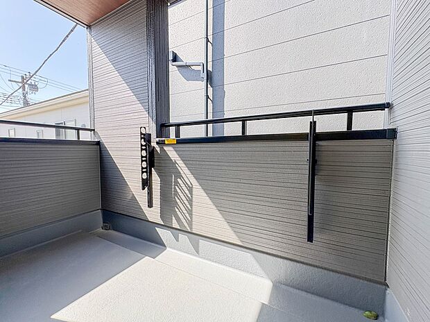 3号棟【バルコニー】  バルコニーから差し込む陽光・通風は、住環境・快適性と共に有り続ける貴重な「財産」です。