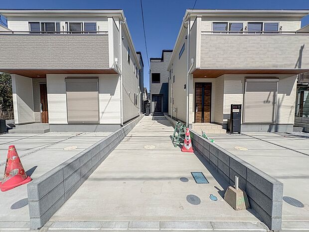 3号棟【駐車場】毎日の生活にマイカーが必須という方は、購入を検討する際、駐車場があることは大事な条件です。毎日の通勤や家族の送迎、買い物やお出かけなどクルマのある暮らしを満喫したい方は要チェ…