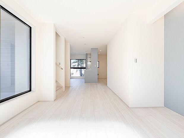 3号棟【LDK18.5帖】シンプルなデザインの家は風情がある。住む人のこだわりを感じる。外観も内装もいたってシンプル。居心地がよく、家事や趣味、子育てなどにも集中できる。家も人間も熟成するほ…