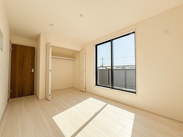 5号棟【寝室6.5帖】シンプルな内装はおしゃれのポイントです。シンプルは華美より飽きがこないからです。色や模様でおしゃれ感をだす。それがシンプルイズビューティーです。