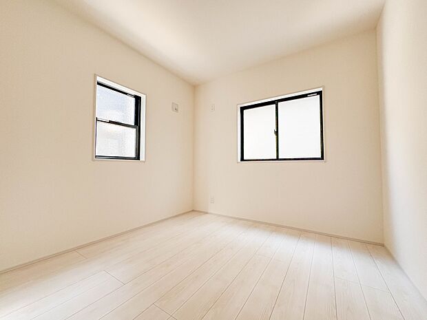 5号棟【子供部屋5.25帖】お子様のお部屋にぴったりなクロークを備えたフローリング仕様の洋室です。