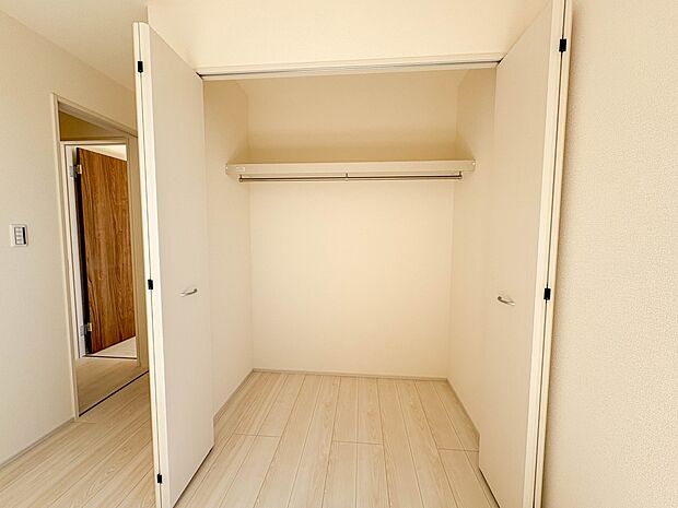 5号棟【6.5帖居室のCL(クローゼット)】 壁面クローゼットのメリットは、衣類が横一列に並ぶためひと目で洋服が選びやすいこと。衣類をたくさんお持ちの方も、限られたスペース内に無理なく収納…