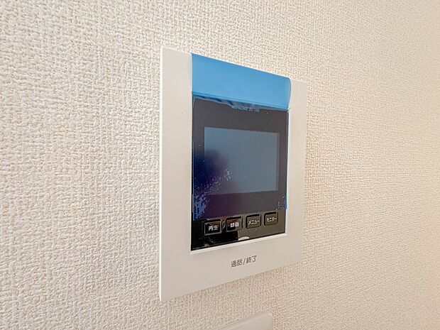 【TVモニター付インターホン】来訪者の様子を室内TVモニターでチェック。対応したくないセールスを断りやすく、子どもに留守番をさせるときも安心。不在時の来訪者を録画でき、犯罪抑止効果も期待でき…