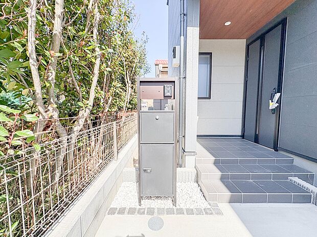 5号棟【宅配ボックス】ネットショッピングなどでお買い物したものの受け取りに手間が省けます。