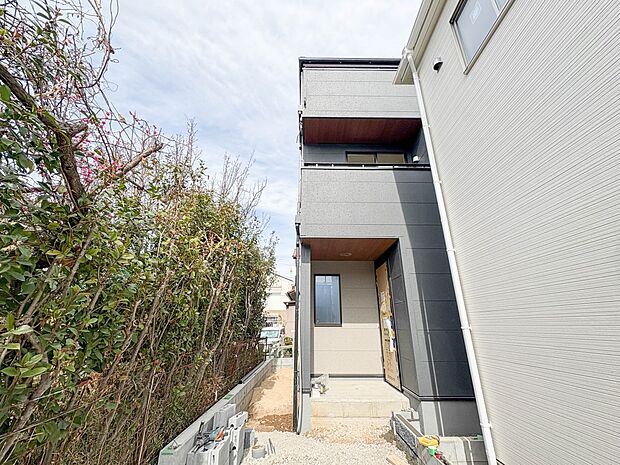 5号棟【外観】こちらの物件が少しでも気になるようでしたら、お気軽にお問合せください。人生でいちばん大きなお買い物ですので、ゆっくりご見学ください。ネット上の画像と実際の見学では、リアル感がま…