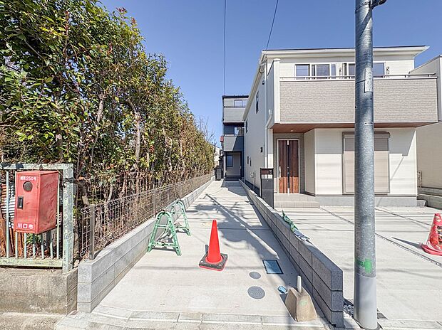 5号棟【駐車場】※CG加工により晴天にしています。毎日の生活にマイカーが必須という方は、購入を検討する際、駐車場があることは大事な条件です。毎日の通勤や家族の送迎、買い物やお出かけなどクルマ…