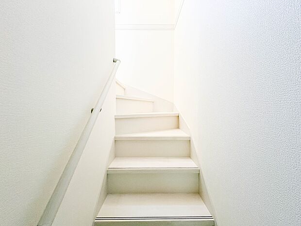 5号棟【手すり付階段】手すりがないと階段の昇り降りで危険なことはもちろん、壁に手をつきながら歩くことで壁紙が汚れやすくなります。すべての方に快適に昇り降りしていただくため、手すりを設置しまし…