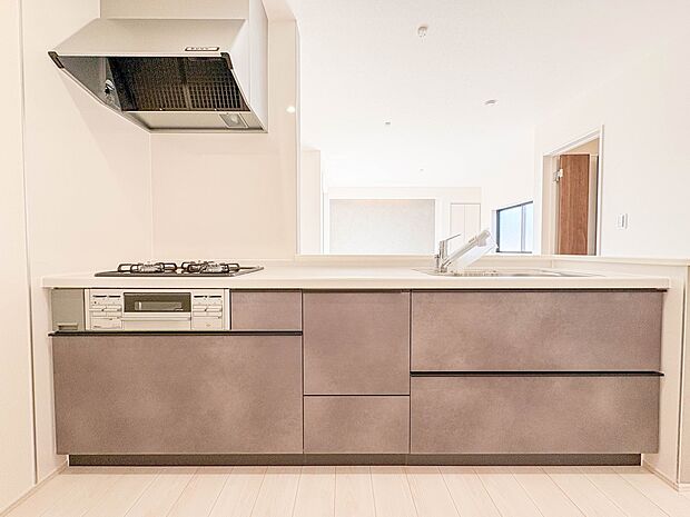 5号棟【ダイニングキッチン】料理をしながら、後片付けをしながら二人で会話を楽しみたい空間。