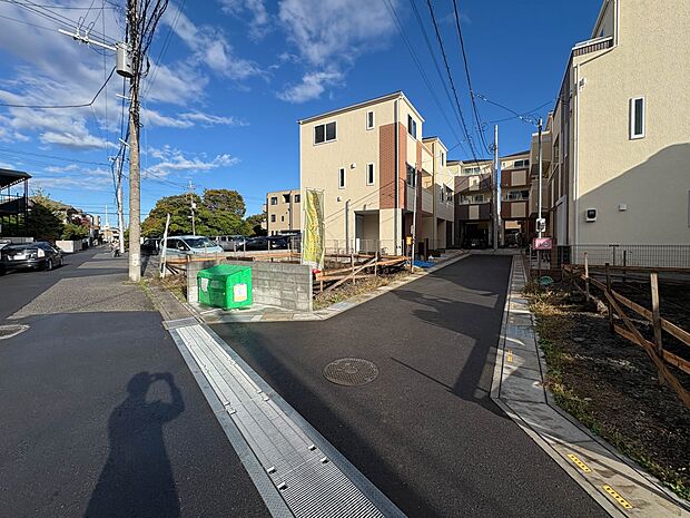 【駐車場】毎日の生活にマイカーが必須という方は、購入を検討する際、駐車場があることは大事な条件です。毎日の通勤や家族の送迎、買い物やお出かけなどクルマのある暮らしを満喫したい方は要チェック。…