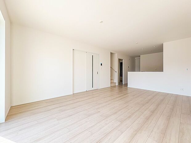 【LDK19.75帖】 お子様と会話をしながら家事ができるカウンターキッチン。いま手があいているか、忙しそうなのか相手の様子を伺いながらコミュニケーションをとる訓練にもなります。