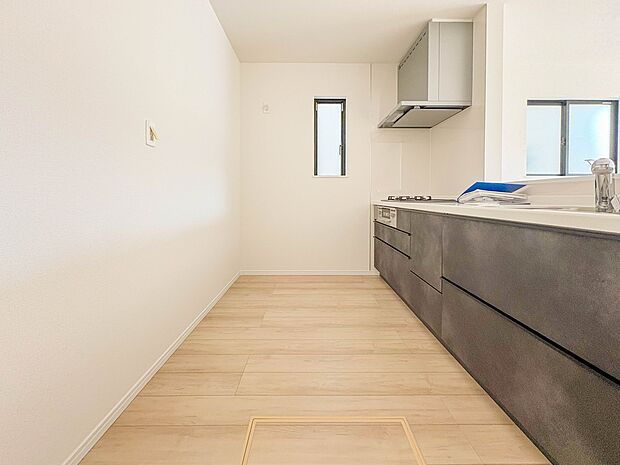 【キッチン】ナチュラルな自然光の中での調理。会話が弾む対面型キッチン。お洒落な食器類を余裕で収納できるスペース。動きやすい女性目線のキッチン動線。これからはお料理をつくる時間が劇的に変わりま…