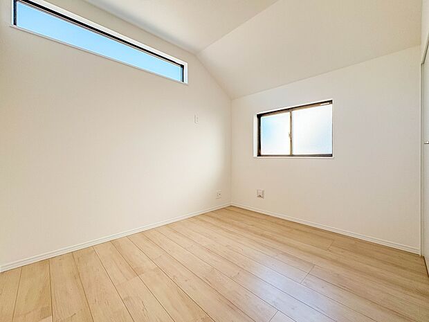 【子供部屋4.5帖】お子様のお部屋にぴったりなクロークを備えたフローリング仕様の洋室です。