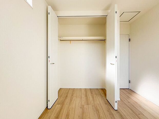 【収納】壁面クローゼットのメリットは、衣類が横一列に並ぶためひと目で洋服が選びやすいこと。衣類をたくさんお持ちの方も、限られたスペース内に無理なく収納することができます。