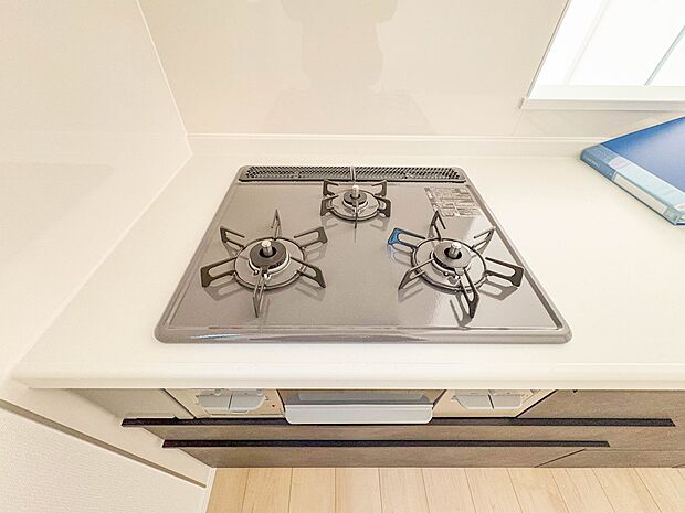 【三口ガスコンロ】三口ガスコンロは、炒め物などに適した強火力の「大バーナー」と天ぷらと煮物などに適した「標準バーナー」、奥にある弱火の「小バーナー」の3種類のバーナーが搭載されています。