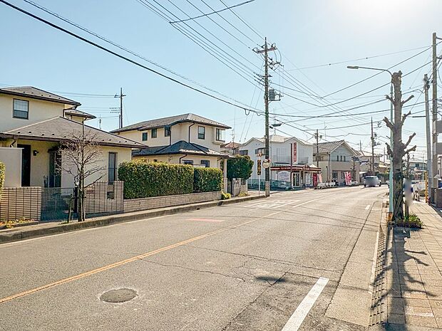 【前面道路】家の前をまっすぐの通りが走っている。クルマは少なく、人々は毎朝、ウォーキング、ジョギング、犬の散歩など、フリーな朝時間を過ごしている。