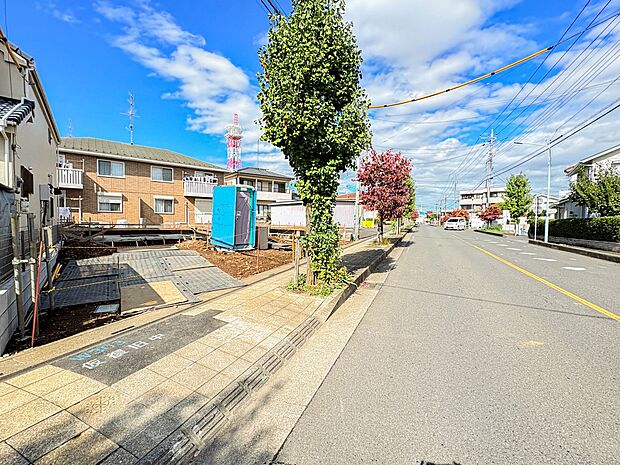 【前面道路】家の前をまっすぐの通りが走っている。クルマは少なく、人々は毎朝、ウォーキング、ジョギング、犬の散歩など、フリーな朝時間を過ごしている。