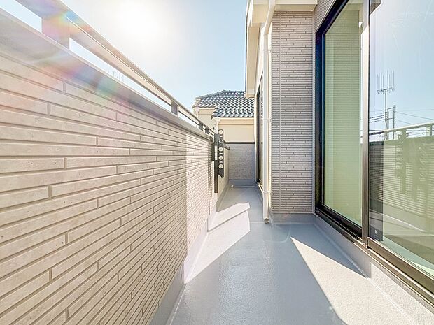 【バルコニー】 バルコニーから差し込む陽光・通風は、住環境・快適性と共に有り続ける貴重な「財産」です。