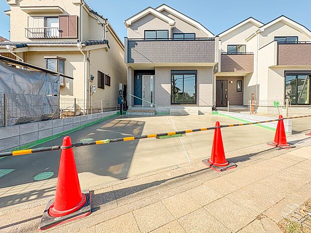 【駐車場】日々の暮らしにマイカーが必要。そんな方は物件の購入条件に駐車場は必須です。通勤に、家族のお迎えに、お買物に、おでかけに、クルマライフを楽しみたい方に。