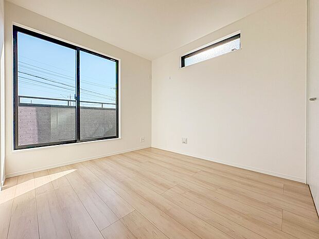 【洋室5.25帖】柔らかな陽光とフローリングの色味が調和した快適な空間。