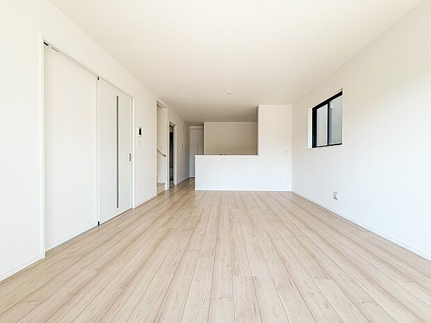 【LDK19.75帖】シンプルなデザインの家は風情がある。住む人のこだわりを感じる。外観も内装もいたってシンプル。※現況の物件写真に、CGによる画像処理（家具等の配置）がされています。