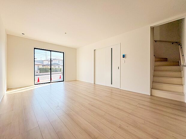 【LDK19.75帖】ナチュラルな自然光の中での調理。お洒落な食器類を余裕で収納できるスペース。動きやすい女性目線のキッチン動線。これからはお料理をつくる時間が劇的に変わります。