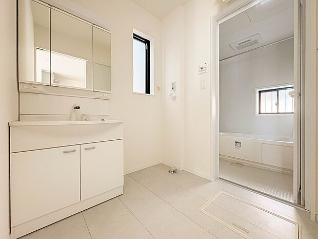 【脱衣所】洗面所は小さなプライベートスペース。歯磨き、洗顔と毎日施す個人空間。