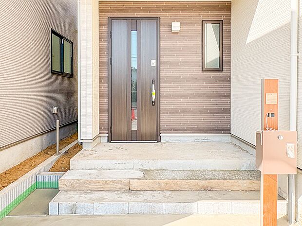 【玄関】玄関へ向かうまでのアプローチに漂う上質が期待感をもたせます。玄関は建物の顔。落着きを醸し出した自己主張が心に訴えてきます。