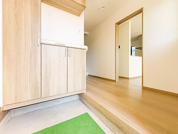 【玄関】上質感漂うアプローチ。居住者の帰り、訪れる方を優しく迎える。