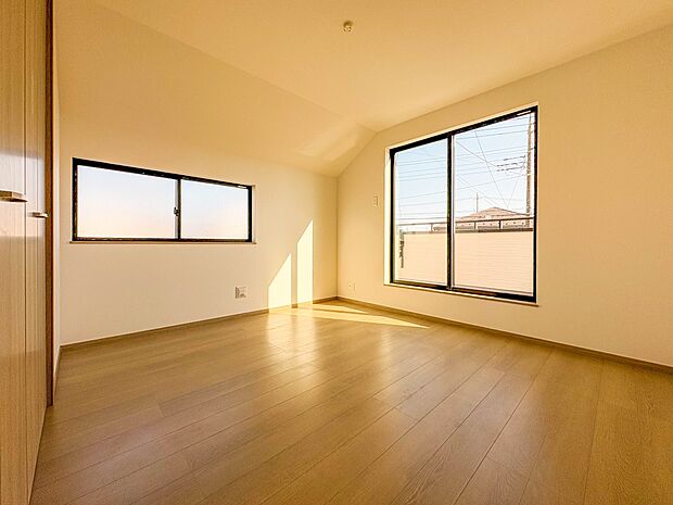 【寝室7.5帖】独立性を高めたお部屋。たっぷりの収納も配備しており、片付いた空間を実現出来そう。陽光も降り注ぐ明るく開放的な空間が魅力的。