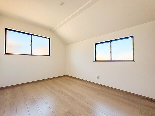 【子供部屋6帖】お子様のお部屋にぴったりなクロークを備えたフローリング仕様の洋室です。