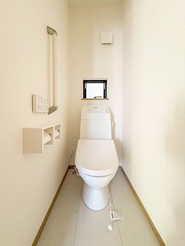 【トイレ】トイレ・ウォシュレット付。快適で衛生的な洗浄機能付温水シャワートイレです。