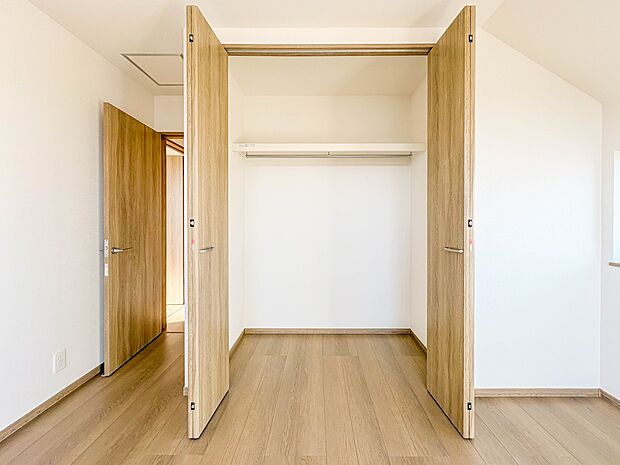 【収納】壁面クローゼットのメリットは、衣類が横一列に並ぶためひと目で洋服が選びやすいこと。衣類をたくさんお持ちの方も、限られたスペース内に無理なく収納することができます。