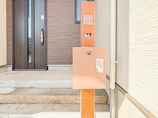 【郵便ポスト】シンプルかつシャープな郵便ポスト。