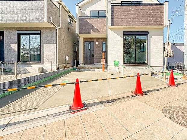 【駐車場】毎日の生活にマイカーが必須という方は、購入を検討する際、駐車場があることは大事な条件です。毎日の通勤や家族の送迎、買い物やお出かけなどクルマのある暮らしを満喫したい方は要チェック!…