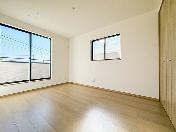 【洋室6帖】柔らかな陽光とフローリングの色味が調和した快適な空間。