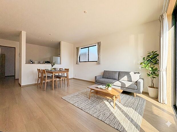 【LDK15帖】シンプルなデザインの家は風情がある。住む人のこだわりを感じる。外観も内装もいたってシンプル。居心地がよく、家事や趣味、子育てなどにも集中できる。家も人間も熟成するほどシンプル…