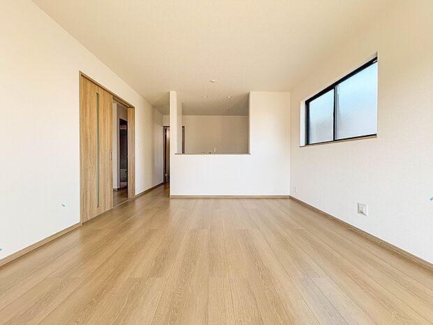 【LDK15帖】爽やかな日差しが差し込む明るいリビングです。