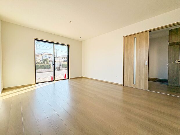 【LDK15帖】会話でホッとコミュニケーションできるリビング。料理でホッとハピネスになるキッチンなど。人をホッとさせる最新設備・仕様を採用しています。