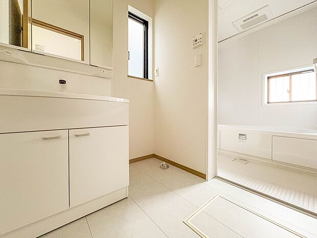 【脱衣所】洗面所は小さなプライベートスペース。歯磨き、洗顔と毎日施す個人空間。