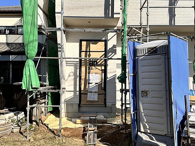 【玄関】家の顔となる玄関は、高いデザイン性が求められます。高級感と断熱性、防犯性に優れた玄関ドアを標準装備。ピッキング対策のセキュリティサムターン等、防犯に考慮しました。