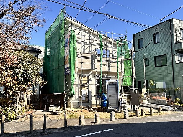 【外観】堂々たる趣ながら、主張し過ぎずどこか余裕を感じさせるシャープなフォルムで佇む邸宅は、晴天の空と照らし合わせる事で、本来あるべき完成形の姿を見せてくれます。