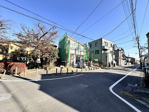 【前面道路】家の前をまっすぐの通りが走っている。クルマは少なく、人々は毎朝、ウォーキング、ジョギング、犬の散歩など、フリーな朝時間を過ごしている。